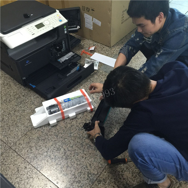 范師傅看到蔡師傅在打電話，然后過來幫忙裝機器