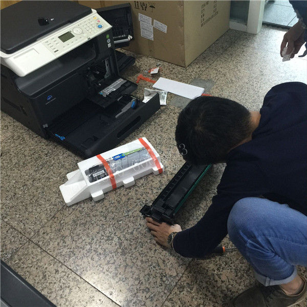 師傅在安裝柯尼卡美能達206復印機的時候，客戶打電話進來問，然后師傅邊安裝機器，邊給客戶解答問題