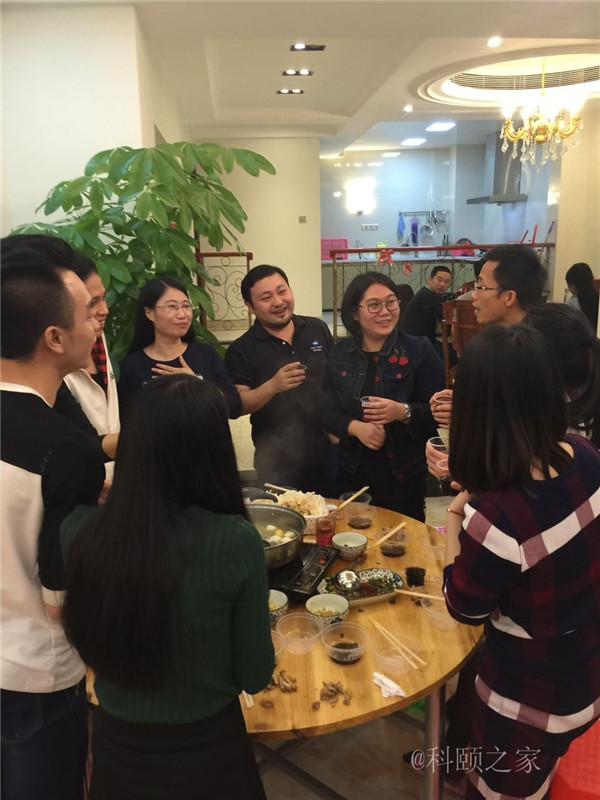 科頤兩位老板過來敬酒，大家苦樂融融-科頤辦公