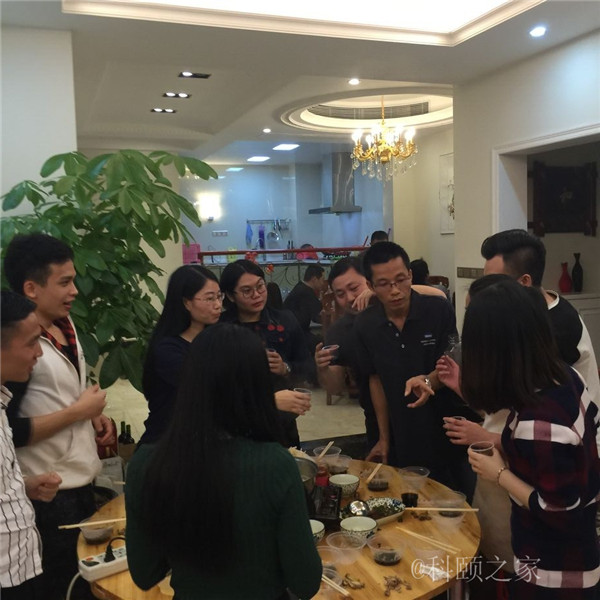 科頤兩位老板過來敬酒，大家苦樂融融-科頤辦公