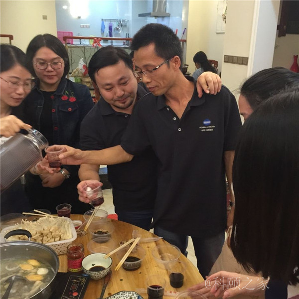科頤兩位老板過來敬酒，大家苦樂融融-科頤辦公
