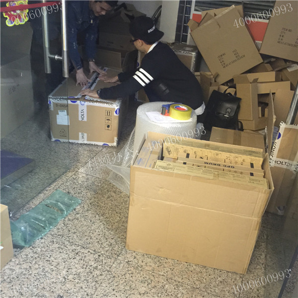 記4月11科頤辦公打包現場，隔壁小帥來幫我們一起打包