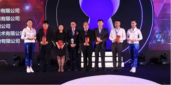 炭谷忠彥董事長(左四)頒發“年度特別貢獻獎”-科頤辦公分享 炭谷忠彥董事長(左四)頒發“年度特別貢獻獎”-科頤辦公分享