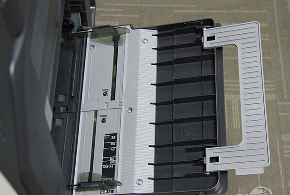 柯尼卡美能達C266在機身的側面還配備了100頁的多功能手送托盤 柯尼卡美能達C266在機身的側面還配備了100頁的多功能手送托盤